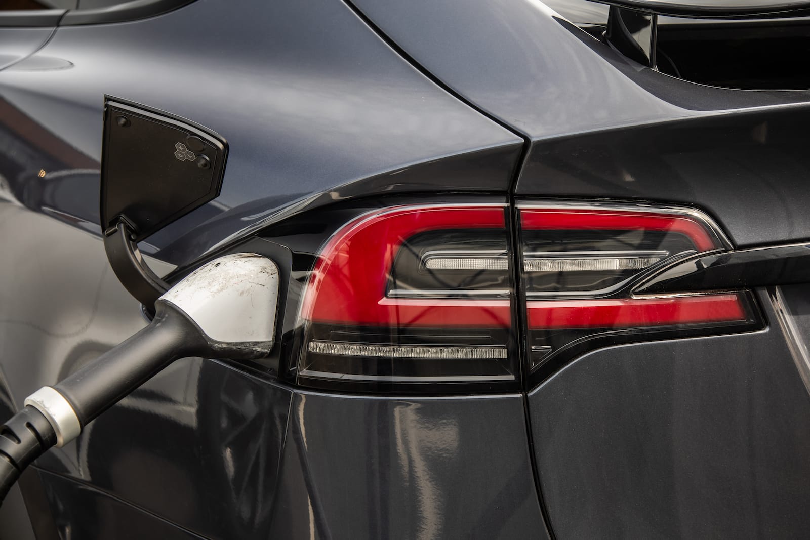 Écran arrière, sièges ventilés et chargeur sans fil Tesla fait évoluer  sa Model 3