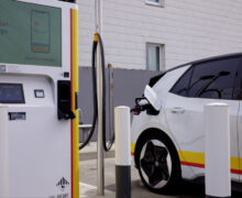 Volkswagen et Shell créent des chargeurs rapides alimentés par de l’électricité à basse tension