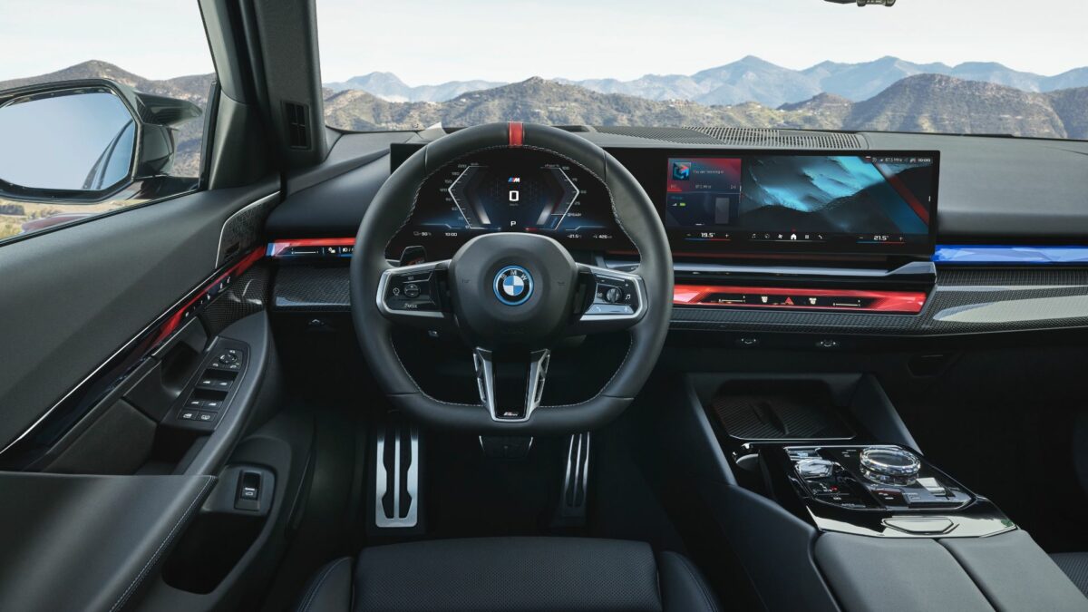 O BMW I5 apresenta a tela curva BMW, que consiste em duas telas dispostas em série com uma forma curva. eu