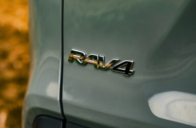 Toyota RAV4 Trail 2023 : ESSAI du SUV hybride au style aventurier