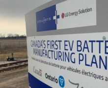 Stellantis met en pause la construction d’une usine de batteries