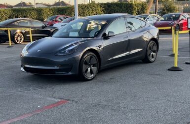 Un Californien a acheté une Tesla Model 3 neuve pour moins de 17 000 euros