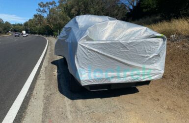 Un prototype de Tesla Cybertruck en panne abandonné sur le bord de la route en Californie