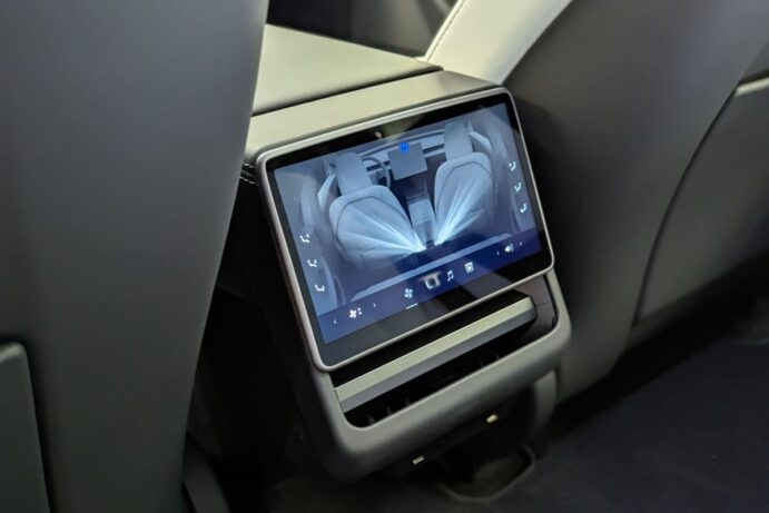 Nouveau volant, écran à l'arrière Tesla renouvelle l'habitacle des Model  S et Model X