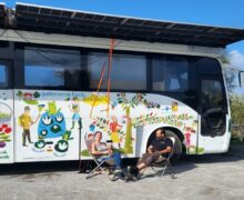 Témoignage – La famille Guillemonde découvre le monde en autocar solaire à batterie de Tesla