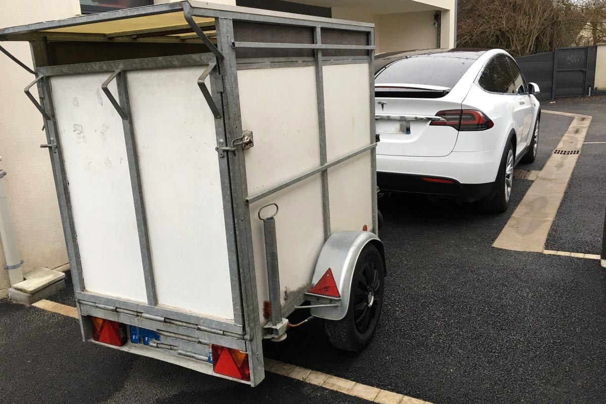 Tesla Model X tractant un mini-van
