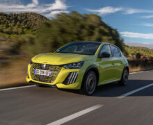 Ventes de voitures : la Peugeot 208 reprend la tête du marché des électriques en janvier 2024