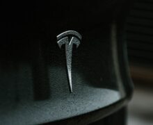 Pourquoi Tesla porte plainte contre la Suède ?