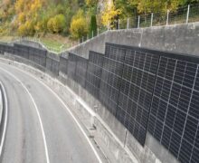 La Suisse a eu une idée originale pour installer des panneaux solaires au bord de cette route
