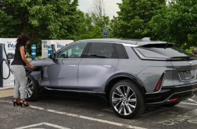 Cadillac officialise son retour en France avec un gros SUV électrique