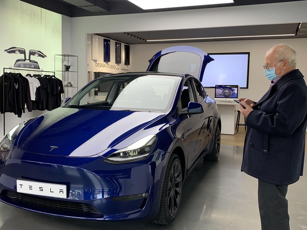 Christian devant un Tesla Model Y
