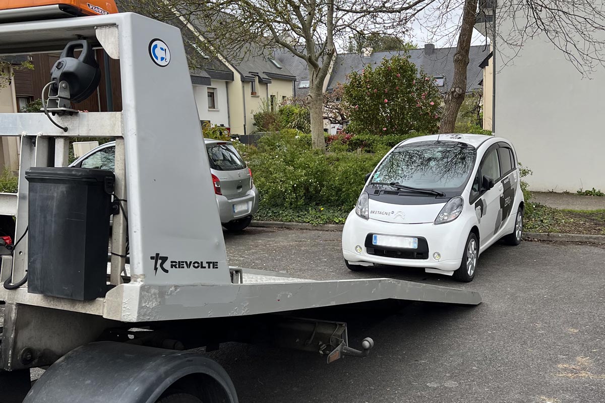 Une Citroën C-Zero prête à être mangée par la Revolteuse du e-Garage de Carquefou