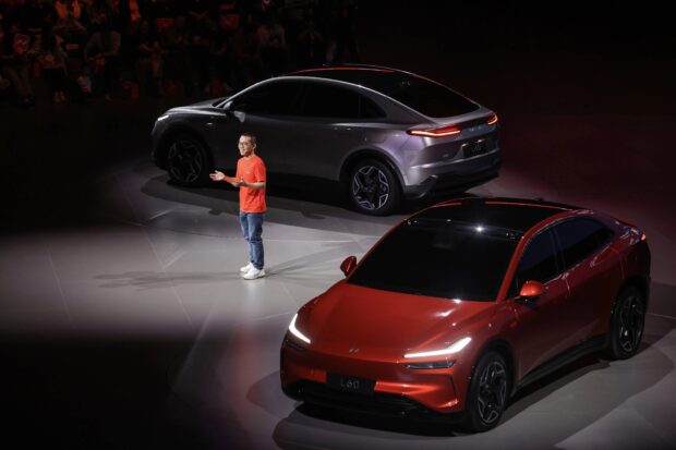 Pour vendre ses voitures électriques, ce constructeur chinois recrute chez Tesla