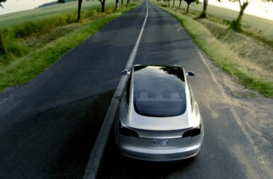 Tesla prétend que ses voitures sont largement plus sûres que la moyenne : qu’en est-il réellement ?