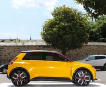 Témoignage – Gérard et Martine : la nostalgie ne leur fera pas remplacer leur Twingo E-Tech par une Renault 5 électrique vu son prix