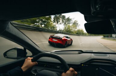 Essai – On est monté à bord de la Lotus Emeya pour tester ses 905 ch sur une piste allemande !