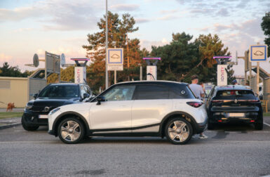 Plug and Charge : bientôt un protocole pour une recharge universelle sur les bornes publiques ?