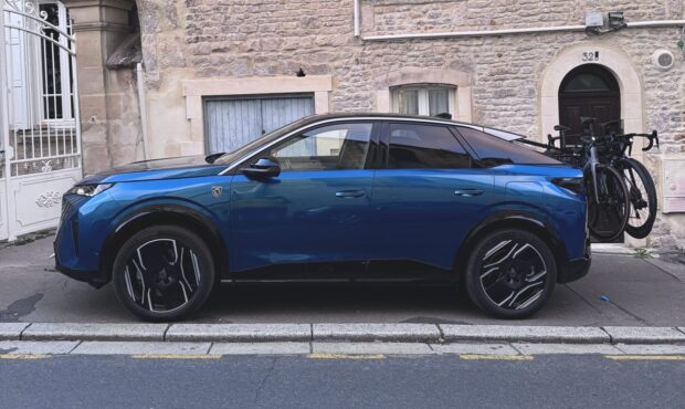 Selon Peugeot, ce n’est pas aux marques d’installer des bornes de recharge pour les voitures électriques