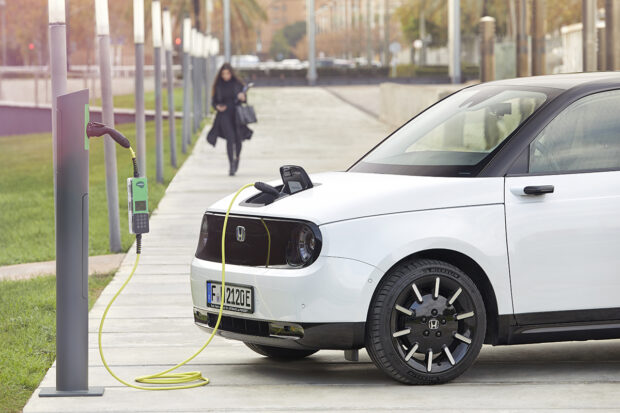 Voitures électriques : pourquoi les prises de recharge ne sont pas toutes au même endroit ?