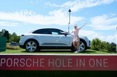 Cette golfeuse remporte un Porsche Macan électrique grâce à un coup parfait