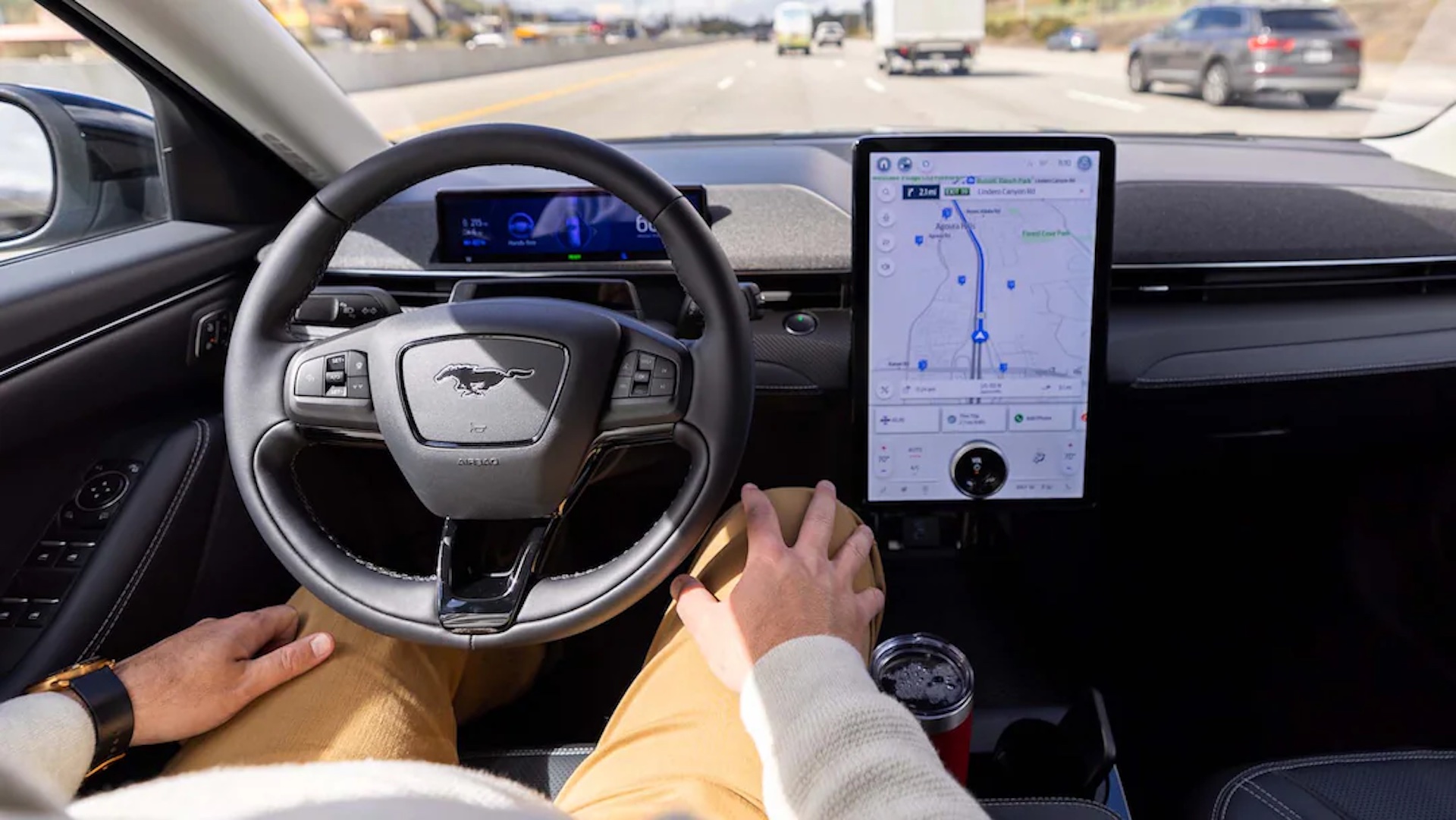 On peut désormais conduire sans les mains la Ford Mustang Mach-E électrique