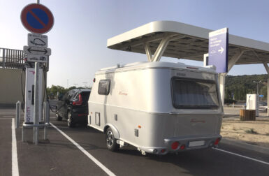 Témoignage – Tractant souvent en voiture électrique, Philippe est très insatisfait de la recharge sur autoroute