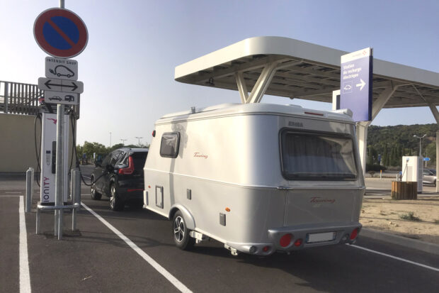 Témoignage – Tractant souvent en voiture électrique, Philippe est très insatisfait de la recharge sur autoroute