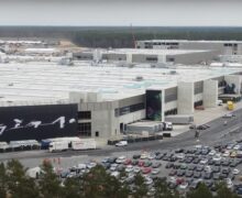 Pourquoi la police a-t-elle été déployée dans les locaux de l&rsquo;usine Tesla à Berlin ?