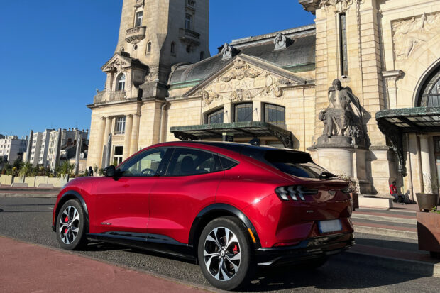 Témoignage : Luiz a récupéré son Ford Mustang Mach-E qui était bloqué par une panne