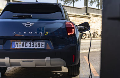 Les ventes de voitures électrifiées progressent fortement depuis le début de l’année 2025
