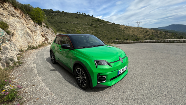 Voiture de l’année 2025 : la Renault 5 électrique grande favorite ? Pas si sûr…