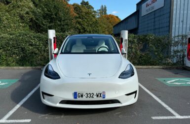 Les ventes de voitures électriques continuent de baisser en Europe, Tesla dégringole