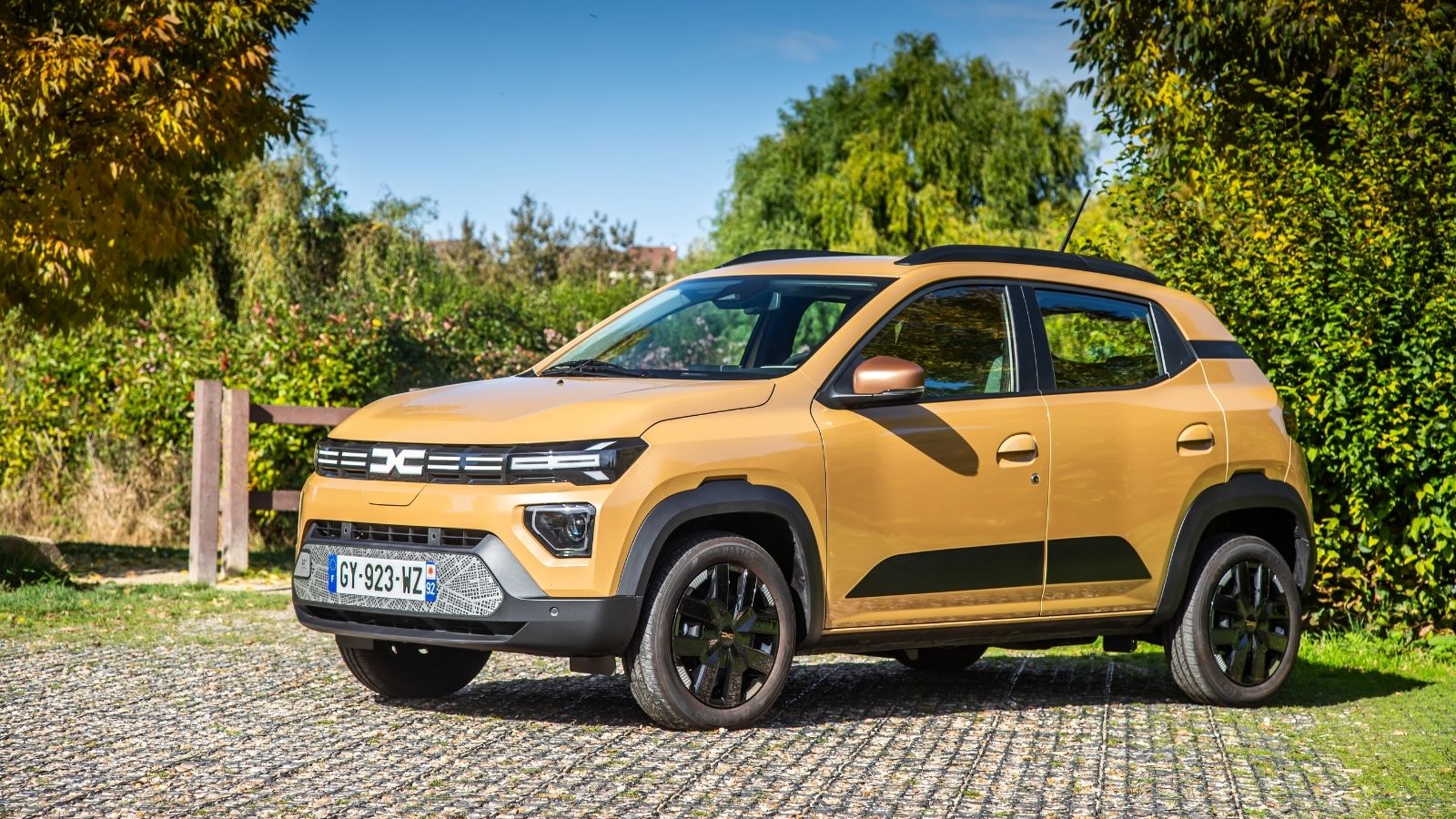 Ventes de voitures électriques : en forte baisse en France, la Dacia Spring est sauvée par l’Europe
