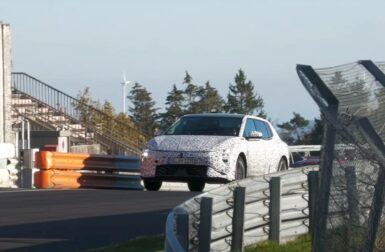 Vidéo : la compacte électrique Kia EV4 testée sur le Nürburgring avant sa présentation officielle