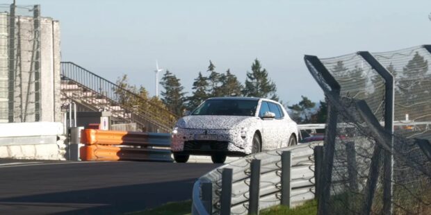 Vidéo : la compacte électrique Kia EV4 testée sur le Nürburgring avant sa présentation officielle