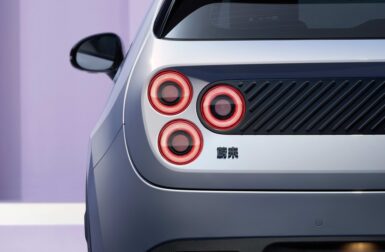 Tesla, Xpeng, Rivian… Comment se portent ces constructeurs automobiles 100% électriques en 2025 ?