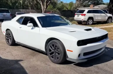 Vidéo – Une Tesla Model S Plaid est cachée sous cette Dodge Challenger !