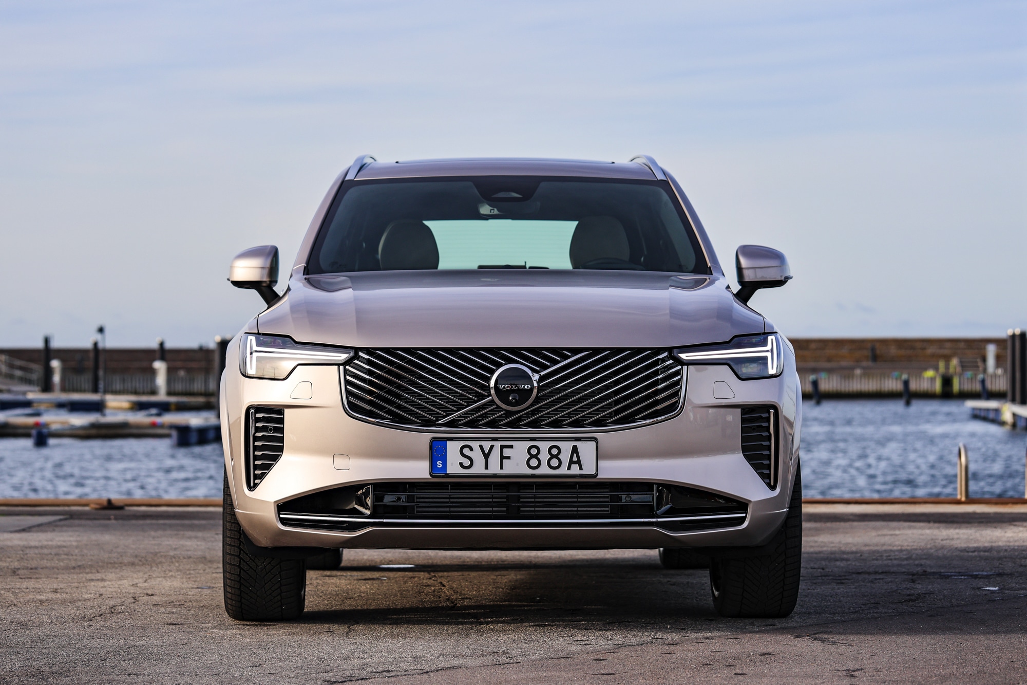 Volvo XC90 (2025) ESSAI du SUV hybride rechargeable de luxe