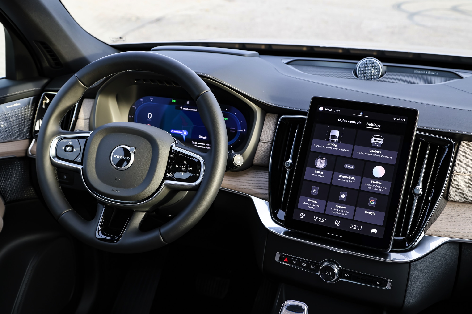 Volvo XC90 (2025) ESSAI du SUV hybride rechargeable de luxe