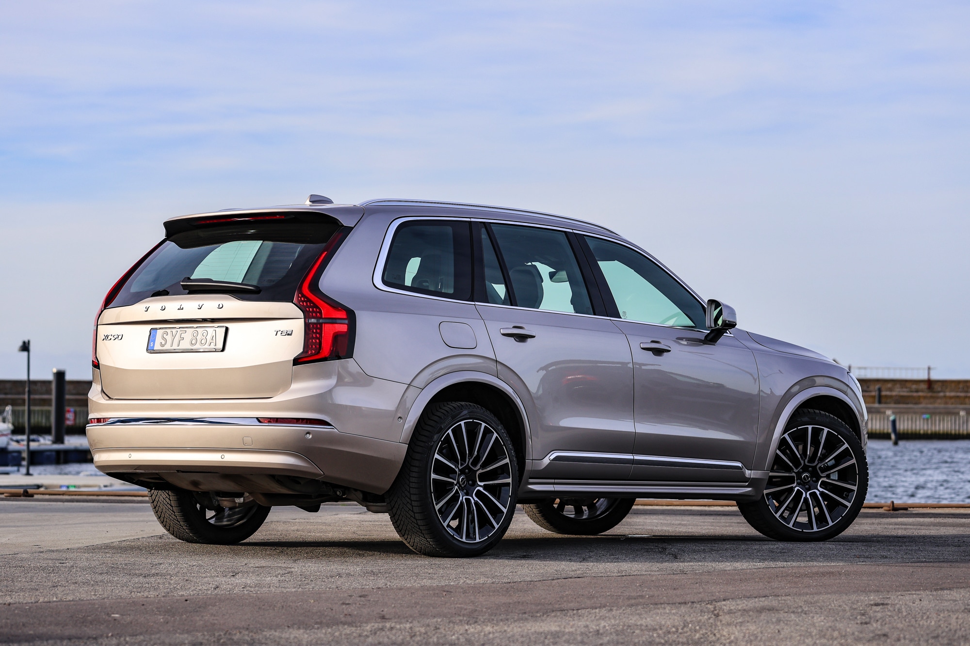 Volvo XC90 (2025) ESSAI du SUV hybride rechargeable de luxe
