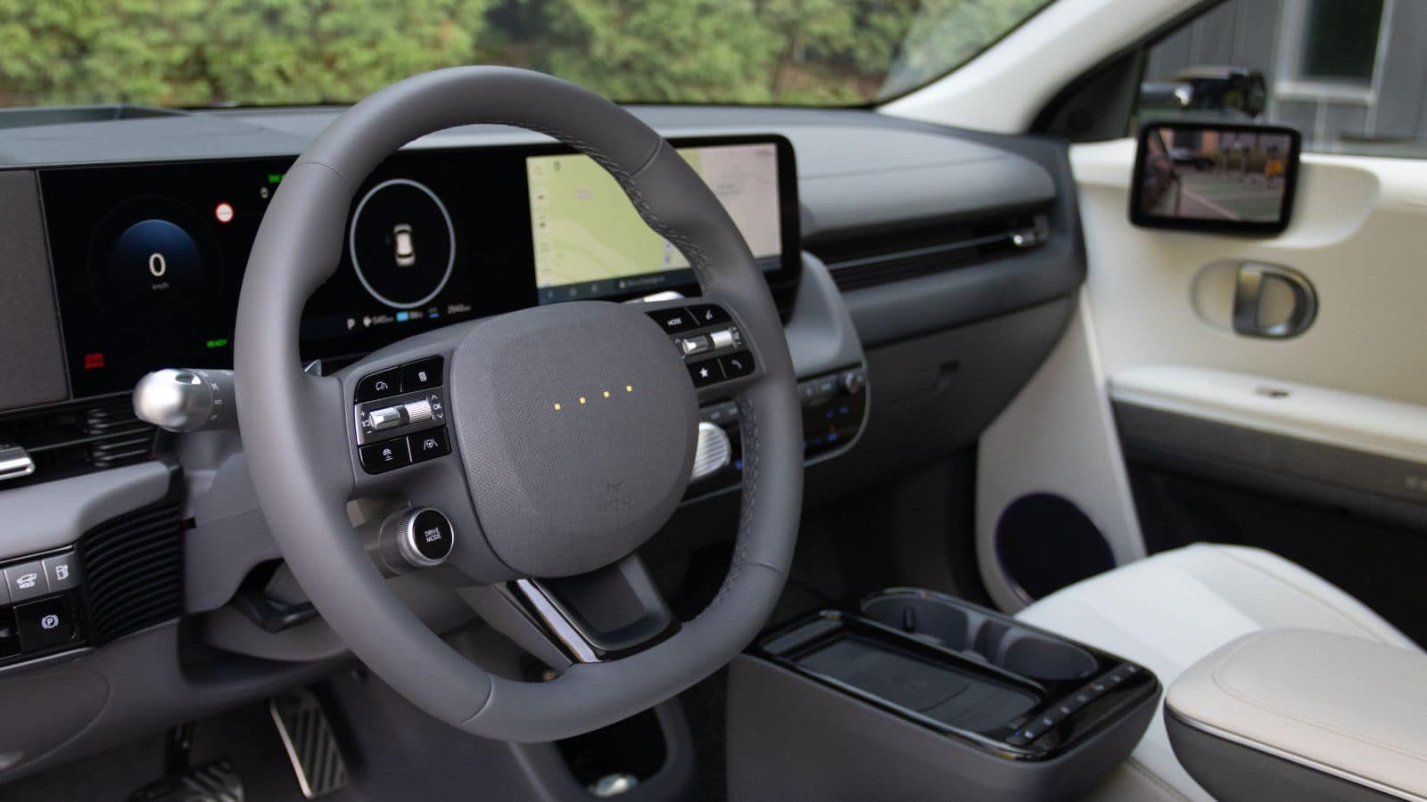 Une bouteille d’eau se renverse dans sa voiture électrique, il doit payer 10 000 € de réparation