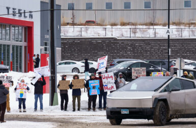 États-Unis : des manifestations devant les concessions Tesla pour protester contre Elon Musk