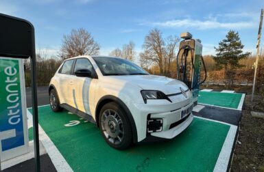 Voitures électriques : la vérité sur le bilan carbone de la production des batteries