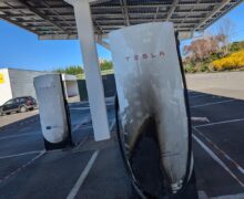 « Borne to burn » : une station complète de Superchargeurs Tesla incendiée en France