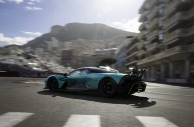Vidéo – Aston Martin Valhalla : premiers pas officiels à Monaco pour la supercar hybride rechargeable