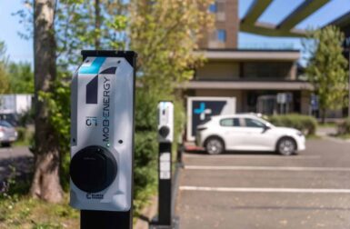 Une station de recharge déployée en quelques jours à l’École des Ponts grâce à la solution innovante d’une start-up lyonnaise