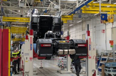 Renault Trucks : on a visité l’usine de camions électriques dans l’Ain !