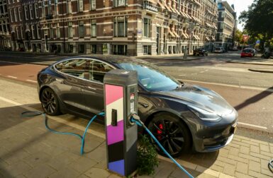 Cette ville européenne mise sur les voitures électriques pour résoudre sa crise du logement