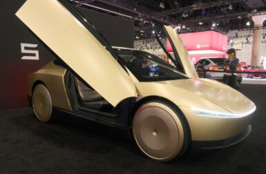 Des proches d’Elon Musk liquident leurs actions alors que Tesla s’apprête à lancer son service de robotaxis