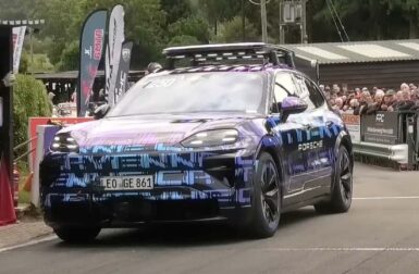 Un prototype du Porsche Cayenne électrique bat un record sur une course de côte